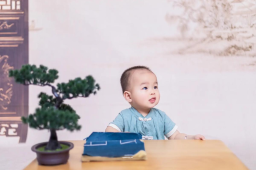 永新怀孕肚子中间凹两边凸